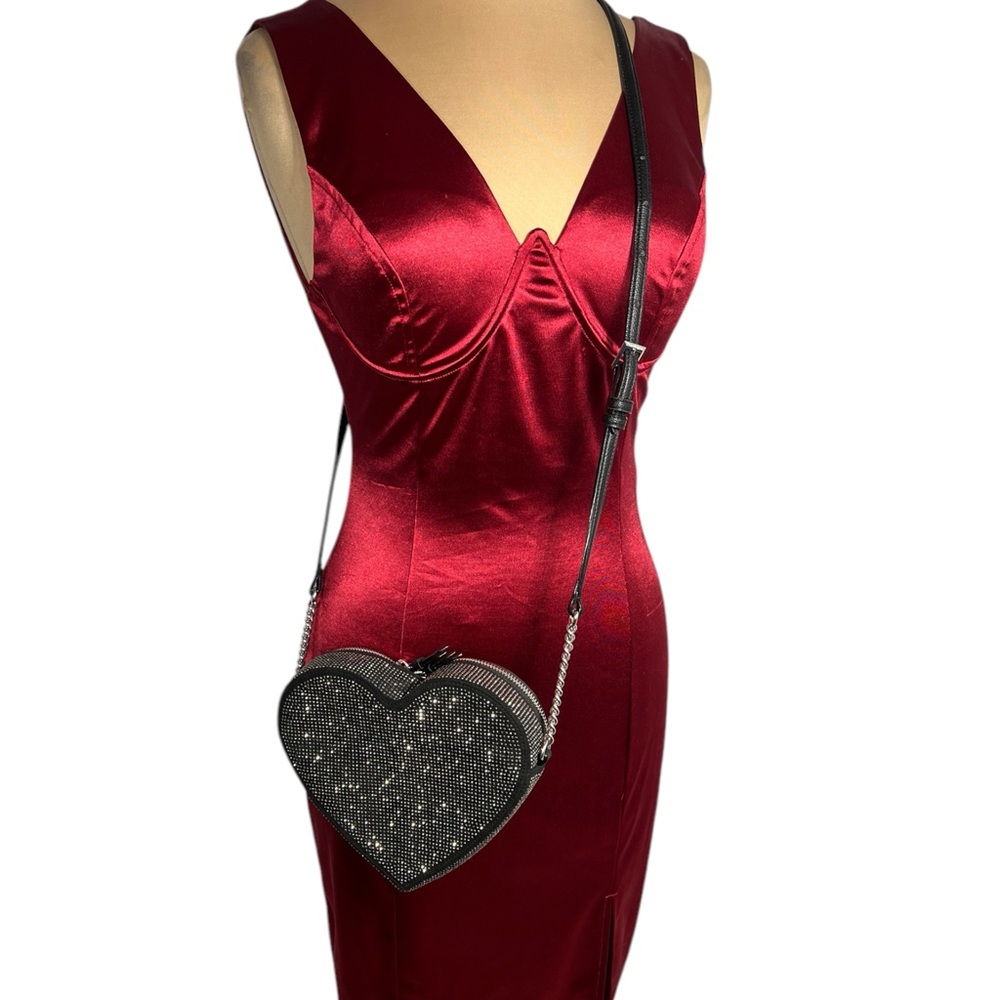 VICTORIA'S SECRET
Heart Crossbody Bag with shimmering black gunmetal rhinestones - Picture 7 of 13